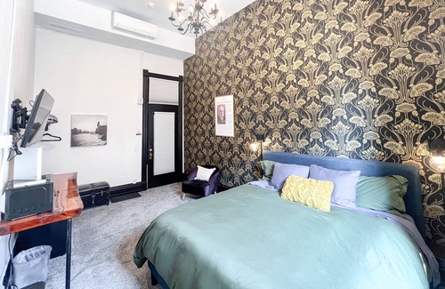 Downtown - Waterfront House | Oliver Inn | Suite 14 | Roger & Oliver Munger