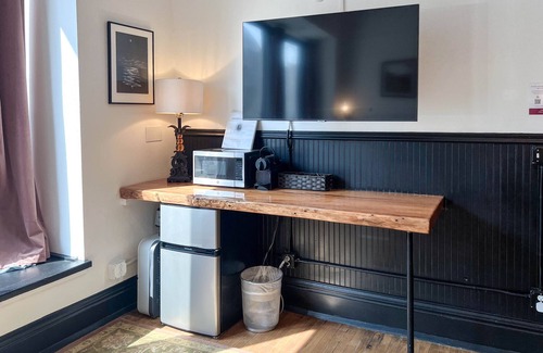Downtown - Waterfront House | Oliver Inn | Suite 6 | Guilford & Caroline Hartley