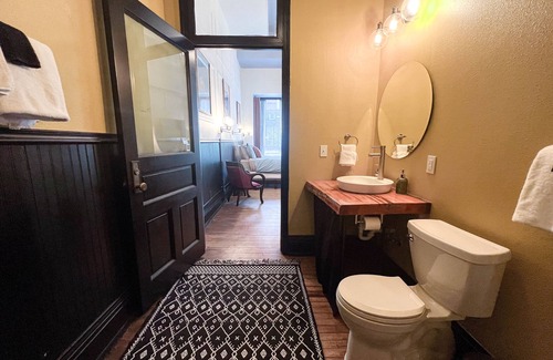 Downtown - Waterfront House | Oliver Inn | Suite 6 | Guilford & Caroline Hartley