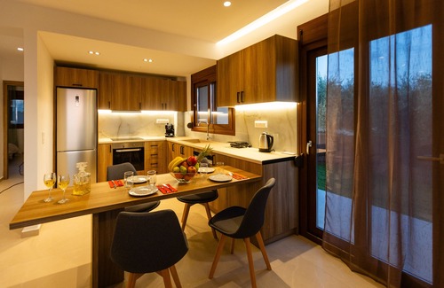 Houdetsi Apartment | Olivia,a modern retreat near beach & amenities