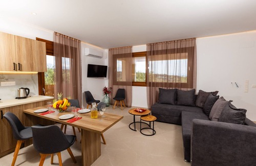 Houdetsi Apartment | Olivia,a modern retreat near beach & amenities