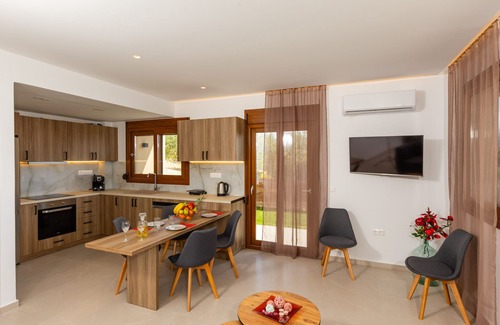 Houdetsi Apartment | Olivia,a modern retreat near beach & amenities