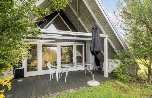 Lihme House | On a beautiful nature plot welcomes you this practical cottage near the fjord.