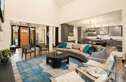 Cle Elum House | On Golf Course- 4 King Suites + Bunk Suite + Loft; Central Location -Dog Welcome