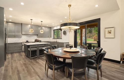 Cle Elum House | On Golf Course- 4 King Suites + Bunk Suite + Loft; Central Location -Dog Welcome