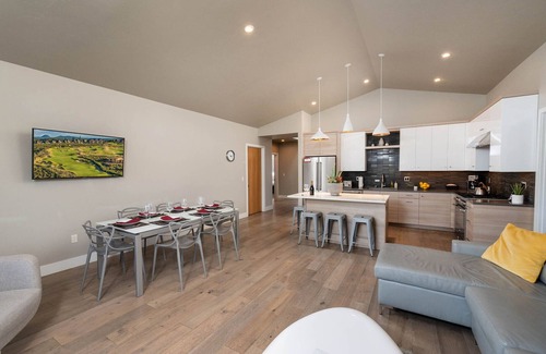 Bend House | On hike/bike trails ~ gear storage ~ resort pool ~ BBQ ~ private hot tub ~ 🐶