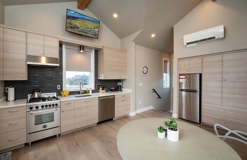 Bend House | On hike/bike trails ~ gear storage ~ resort pool ~ BBQ ~ private hot tub ~ 🐶