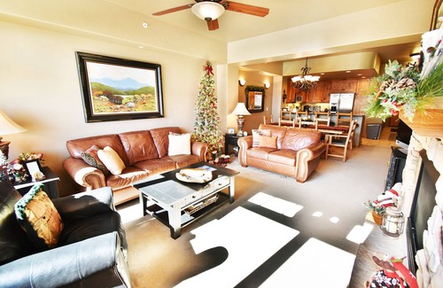 Frisco Condo | On Lake Trail! Top Floor, Elevator, 2 Hot Tubs! Walk/Drive to Dining, Events