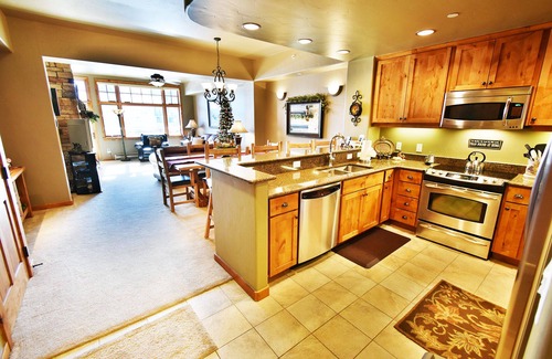 Frisco Condo | On Lake Trail! Top Floor, Elevator, 2 Hot Tubs! Walk/Drive to Dining, Events