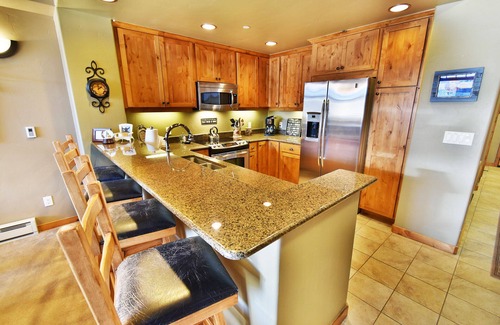 Frisco Condo | On Lake Trail! Top Floor, Elevator, 2 Hot Tubs! Walk/Drive to Dining, Events