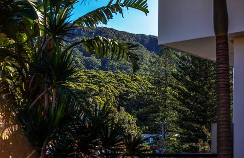 Austinmer House | On little Austinmer beach encircled by resturants to surf,swim,fish, boat or ski