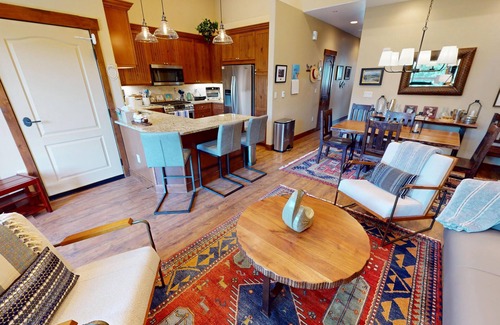 Silverthorne Condo | On River Trail! Elevator. Walk to Dining, Shops, Events, Town Pools/Hot Tub