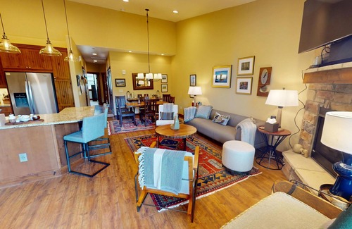 Silverthorne Condo | On River Trail! Elevator. Walk to Dining, Shops, Events, Town Pools/Hot Tub