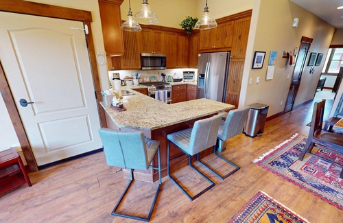 Silverthorne Condo | On River Trail! Elevator. Walk to Dining, Shops, Events, Town Pools/Hot Tub