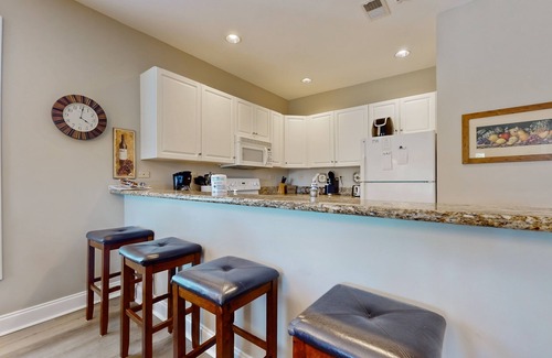 Carolina Forest Condo | On-site golf condo with scenic balcony, pool access, AC, W/D, & full kitchen