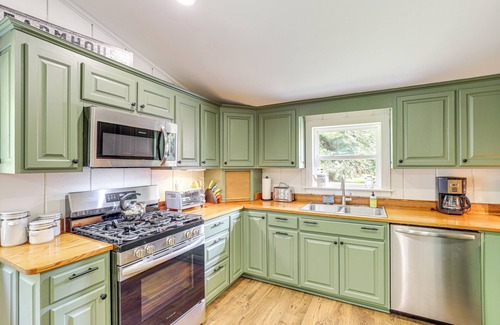 Cleveland Cottage | On-site Pond & Creek: Serene Cabin by Caesars Head