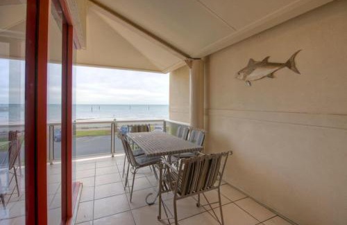 Glenelg North Apartment | On The Beach - Glenelg, Sea Views - close to Cafes, Shopping