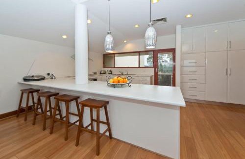 Glenelg North Apartment | On The Beach - Glenelg, Sea Views - close to Cafes, Shopping