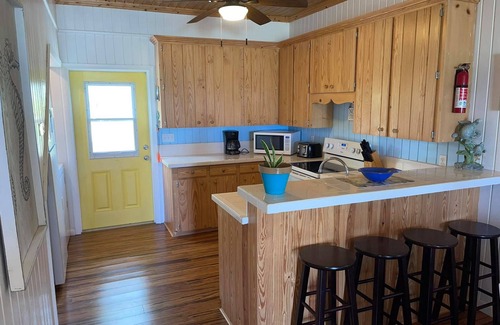 Spanish Wells Cottage | ON THE BEACH w/Kayaks, Paddleboard, Amazing Views Throughout
