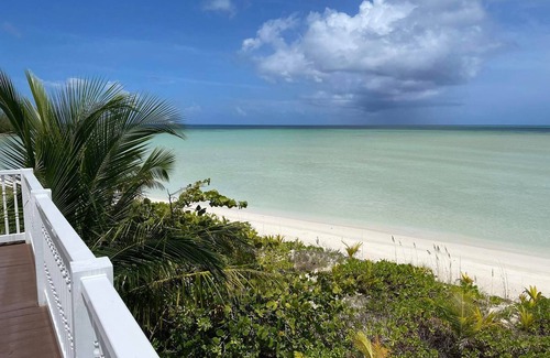 Spanish Wells Cottage | ON THE BEACH w/Kayaks, Paddleboard, Amazing Views Throughout