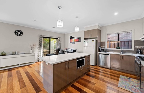 Lyndhurst House | On the Edge of Mornington Peninsula 4 BR House