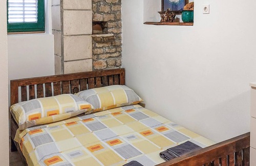 Krapanj Apartment | On the island of Krapanj, this authentic and cozy vacation apartment welcomes you right on the water
