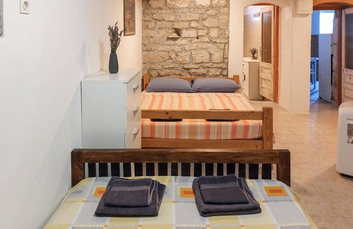 Krapanj Apartment | On the island of Krapanj, this authentic and cozy vacation apartment welcomes you right on the water