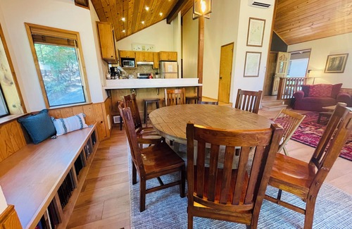 Arnold Ski Chalet | On the lake, 5BR Chalet for 14, Renovated + A/C