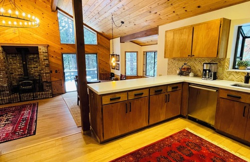 Arnold Ski Chalet | On the lake, 5BR Chalet for 14, Renovated + A/C
