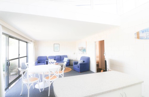 Merimbula Apartment | On the Lake at Penguin Mews - Free WIFI ( unit 7 ) - 2+ nights