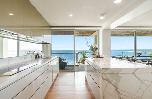 Yamba Apartment | On The Rocks | Beachfront To Convent Beach
