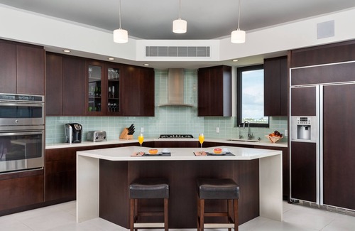 The Bight Villa | "ON THE ROCKS" Luxury Getaway with Stunning Ocean Views, short walk to the Beach