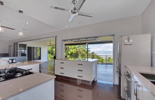 Mooroobool House | On the very top of Cairns - Luxurious Entertainer