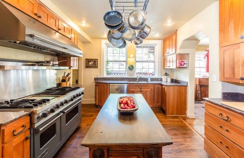 Manitou Springs House | Onaledge Historic Lodge- Retreat in Manitou Springs