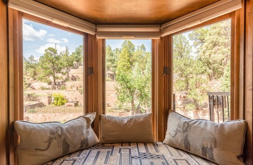Manitou Springs House | Onaledge Historic Lodge- Retreat in Manitou Springs