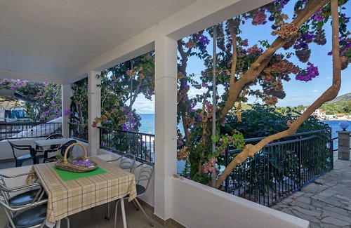 Pokrivenik Apartment | One bedroom apartment near beach Cove Pokrivenik, Hvar (A-10419-b)
