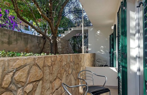 Pokrivenik Apartment | One bedroom apartment near beach Cove Pokrivenik, Hvar (A-10419-b)