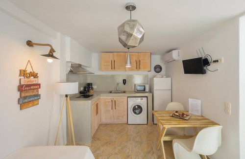 Perissa Apartment | One Bedroom Apartment with jacuzzi "Loukas & Emma"