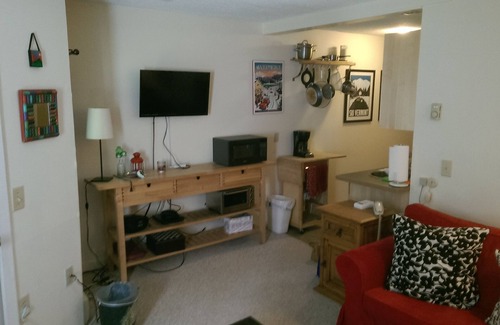 Warren Condo | One-bedroom apartment at the foot of the sugar-brushed access road