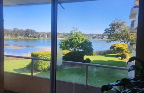 North Narrabeen Apartment | One bedroom apartment over looking the lake and only 400mtrs walk to the beach