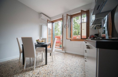 Dorsoduro Apartment | One bedroom apartment facing the Guggenheim's gardens