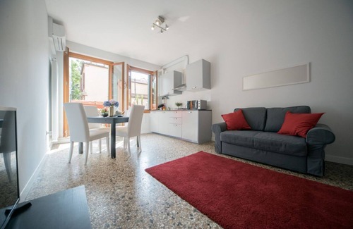 Dorsoduro Apartment | One bedroom apartment facing the Guggenheim's gardens