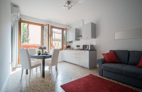 Dorsoduro Apartment | One bedroom apartment facing the Guggenheim's gardens