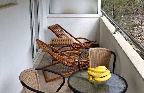Jesenice Apartment | One bedroom apartment with balcony and sea view Sumpetar, Omiš (A-11798-b)