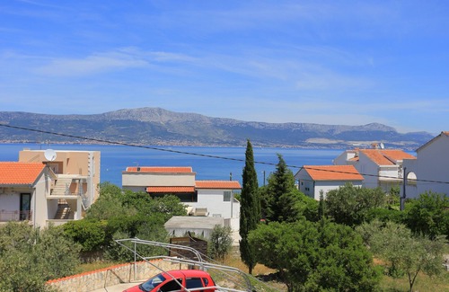Slatine Apartment | One bedroom apartment with terrace and sea view Slatine, Čiovo (A-16131-e)