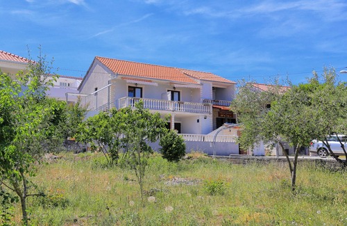Slatine Apartment | One bedroom apartment with terrace and sea view Slatine, Čiovo (A-16131-e)