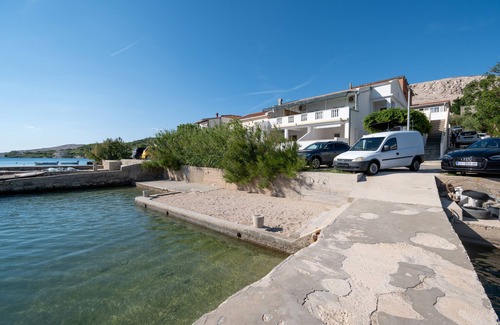 Metajna Apartment | One bedroom apartment near beach Metajna, Pag (A-6395-c)