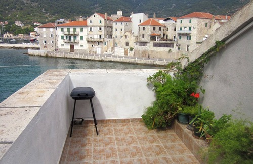 Komiza Apartment | One bedroom apartment near beach Komiža, Vis (A-8533-a)