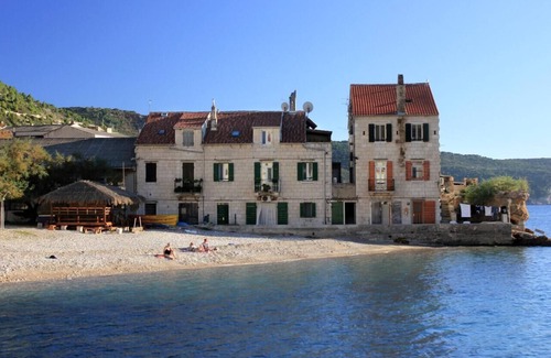 Komiza Apartment | One bedroom apartment near beach Komiža, Vis (A-8533-a)