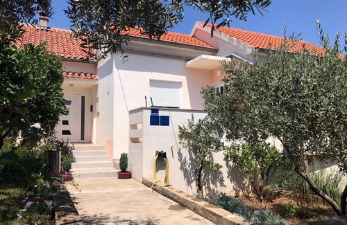 Lukoran Apartment | One bedroom apartment with terrace and sea view Lukoran, Ugljan (A-836-b)